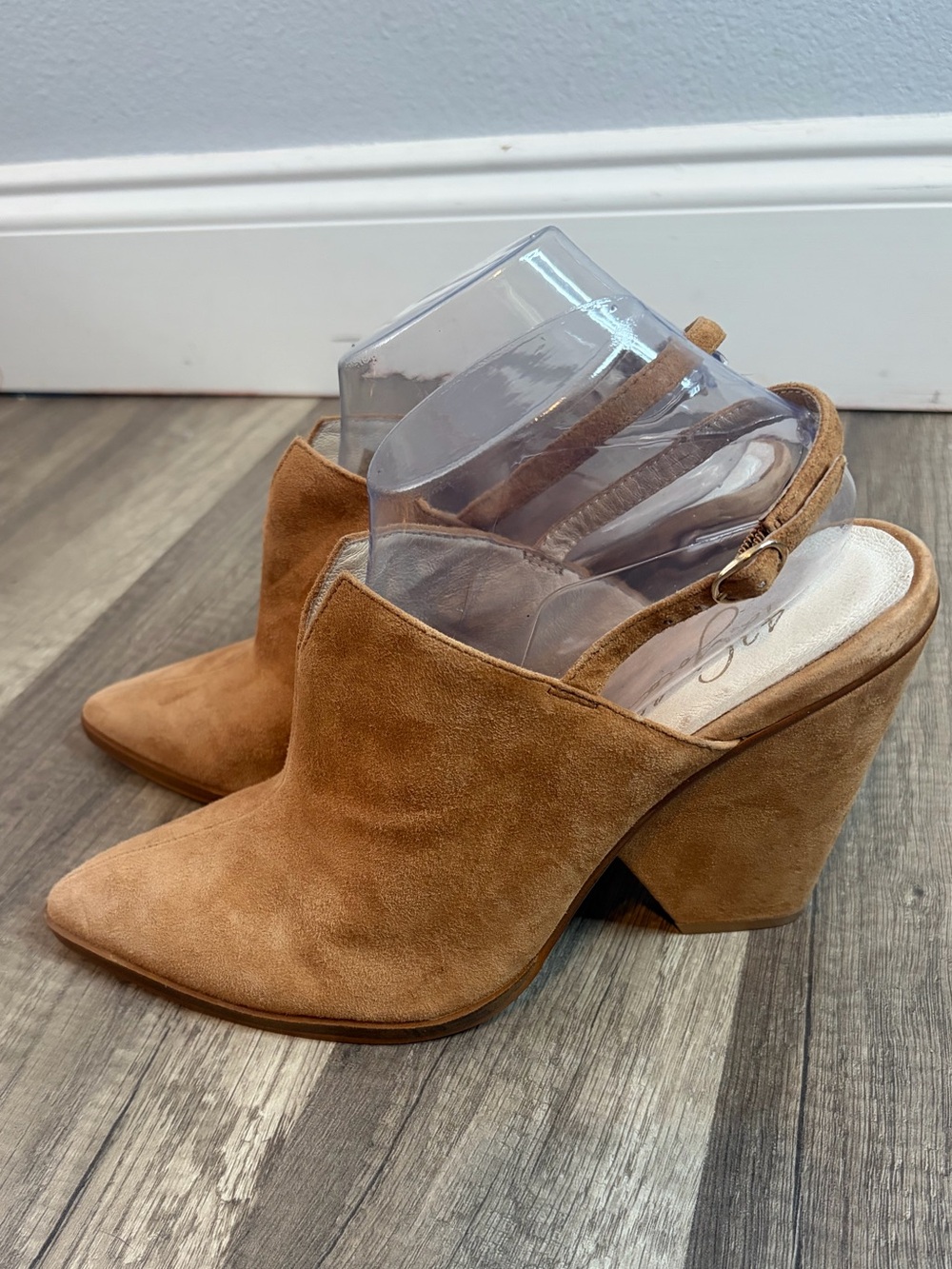 42 gold
tan suede pointed-toe slingback mule